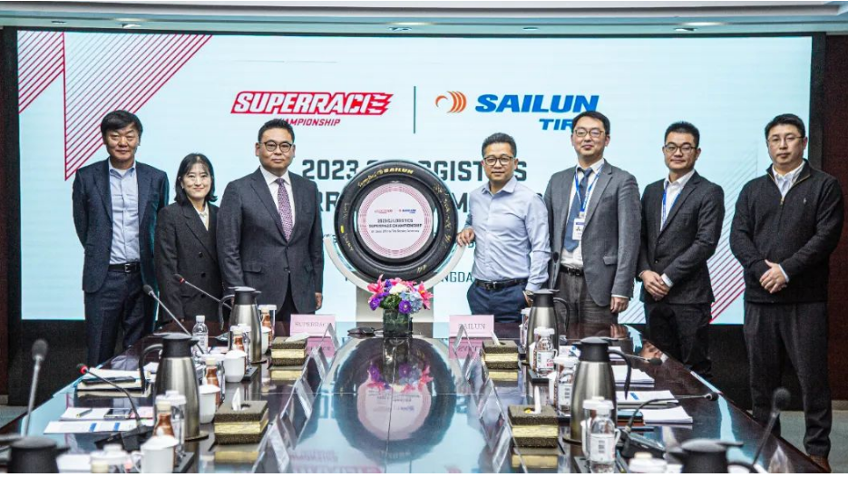 賽輪集團與韓國SUPERRACE公司在青島舉行“2023年CJ LOGISTIC SUPERRACE CHAMPIONSHIP”賽事簽約儀式，賽輪集團成為韓國最大賽事“CJ SUPERRACE GT CLASS”的獨家輪胎供應商，這標志著賽輪集團賽事胎在國際化市場的開拓上邁出了堅實的一步。