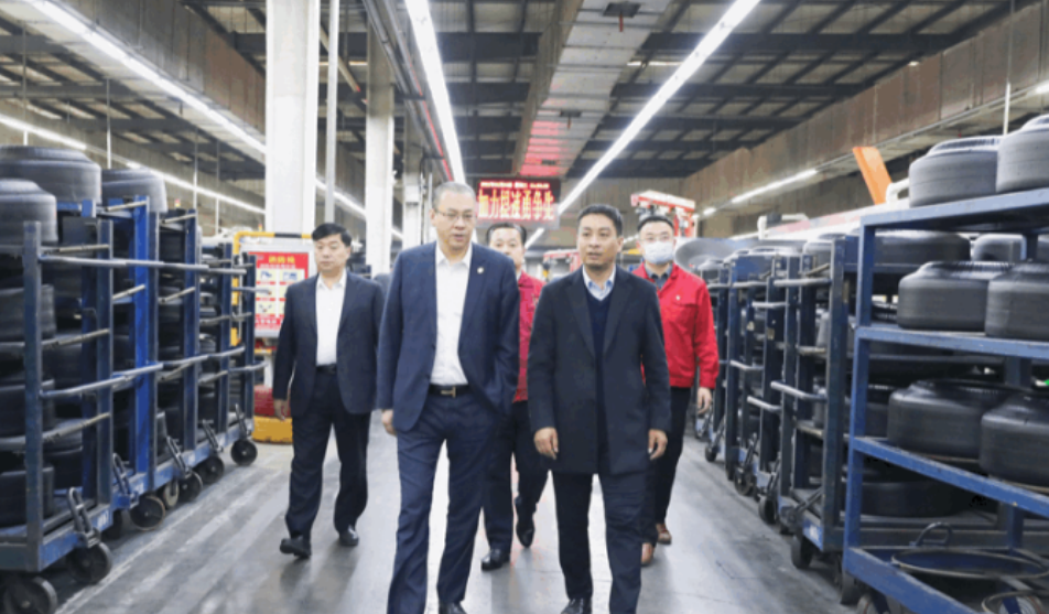 深圳市山東商會執行秘書長陳振永一行到豐源輪胎公司進行了參觀交流。期間，陳振永一行還深入現場，實地查看了公司精益化生產及智能化存儲。