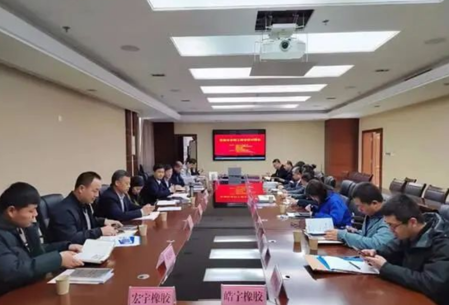 東營市人社局、東營市工信局、東營職業學院和東營科技職業學院聯合召開了“輪胎企業招工政企校對接會”，這是該市今年以來的首場專項對接活動。此次活動旨在幫助解決該市橡膠輪胎企業的用工問題。