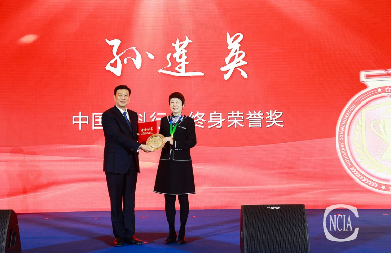 在會議上，中國涂料工業(yè)協(xié)會名譽會長孫蓮英，獲得中國涂料工業(yè)協(xié)會頒發(fā)的涂料行業(yè)終身榮譽獎。孫蓮英自2009年起連續(xù)13年掌舵涂料行業(yè)這艘巨輪乘風(fēng)破浪、揚帆遠(yuǎn)航。在中國涂料工業(yè)的百年發(fā)展史上，這是值得濃墨重彩記錄的一筆。