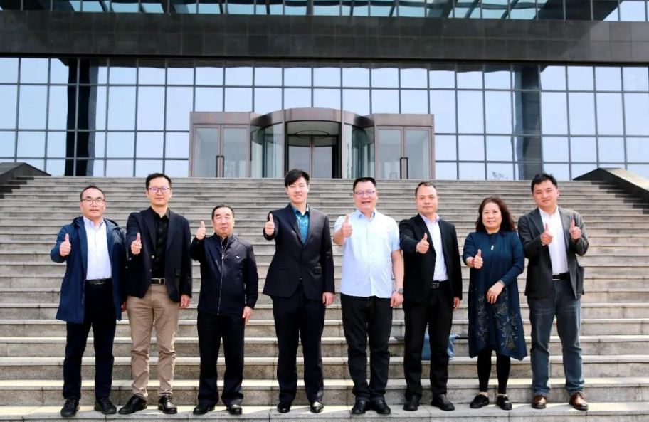 隨后，雙方就經濟形勢、橡膠輪胎行業新技術、品牌建設等方面進行了交流探討。大家一致認為，加強技術交流與溝通，共同對產品、技術及相關問題挖掘探究，才能更好更快地推動橡膠骨架材料行業高質量發展、共繪橡膠輪胎行業發展新藍圖。