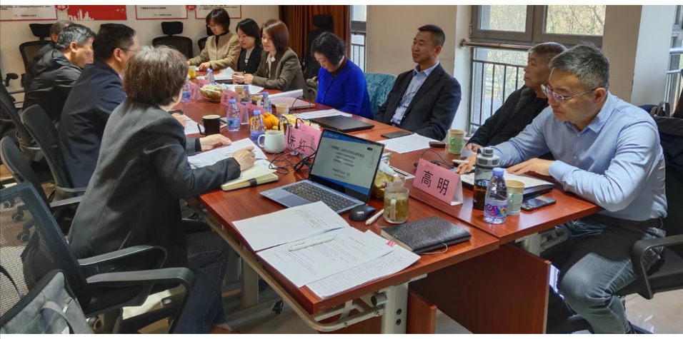 中國橡膠工業協會于上周在北京主持召開了團體標準送審稿的審查會，審查的三項標準分別是《自然硫化丁基橡膠防腐襯里》、《浸膠簾子布克重試驗方法》以及《鋼簾線單位產品能源消耗限額》。