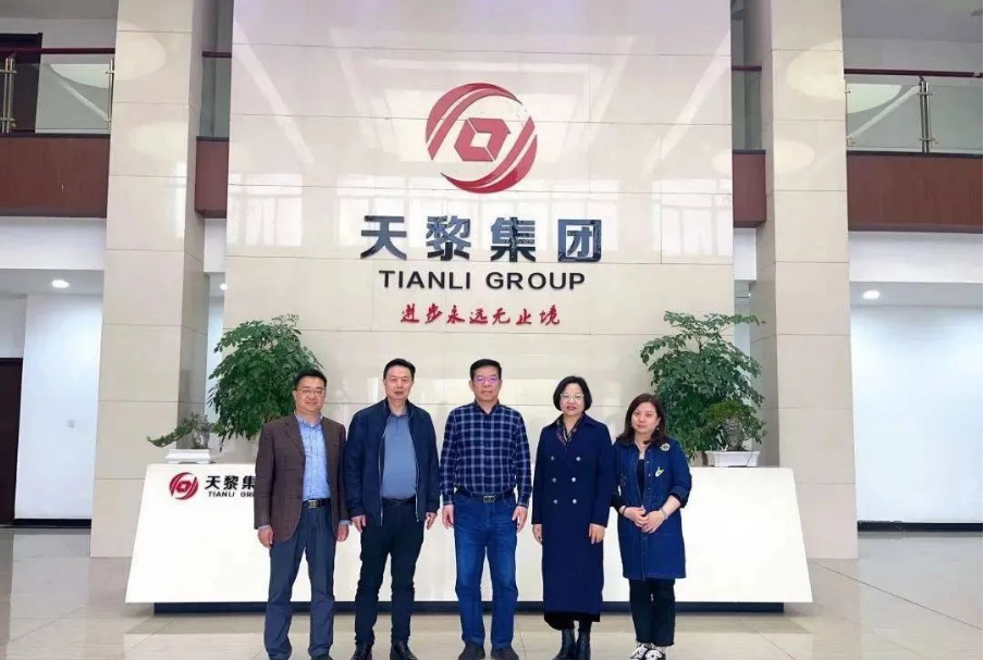 在交流中，李會(huì)長(zhǎng)強(qiáng)調(diào)，這次協(xié)會(huì)走基層，訪實(shí)情，共發(fā)力的調(diào)研活動(dòng)到武漢華中強(qiáng)化輪胎公司后感觸頗深，感謝華中強(qiáng)化輪胎公司為協(xié)會(huì)和市場(chǎng)輪胎循環(huán)利用作出的努力和貢獻(xiàn)。