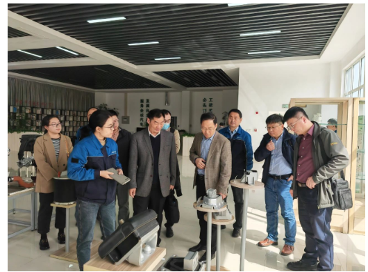 山東科技大學交通學院院長莘嵩一行來到山東美晨工業集團有限公司進行參觀調研。本次交流中，雙方就開展校企合作、培養高端人才、共建校企研究平臺、推進“產學研”深度融合等進行深入探討交流。