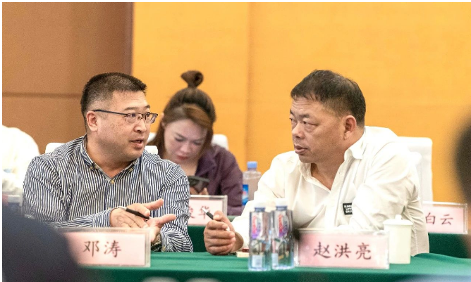 利通科技董事長趙洪亮首先對利通科技二十年來的發(fā)展歷程及未來十年的戰(zhàn)略規(guī)劃進(jìn)行了講解與解讀。董事長表示，利通科技將圍繞國內(nèi)外市場推動實(shí)施品牌發(fā)展戰(zhàn)略，從市場渠道、人才儲備、產(chǎn)品集成、技術(shù)創(chuàng)新等方面實(shí)現(xiàn)“由基礎(chǔ)到先進(jìn)，由先進(jìn)到卓越”跨越式的發(fā)展。