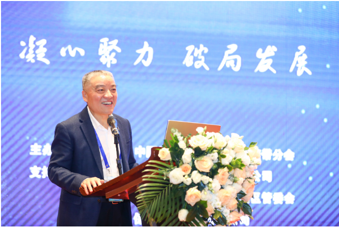 膠管膠帶分會第十屆理事會理事長、無錫寶通科技股份有限公司董事長包志方向大會作了《直面當前嚴峻形勢 凝心聚力 破局發展》的報告。他指出，過去一年，膠管膠帶行業整體表現不佳，實現利潤降幅明顯，但隨著國內經濟逐步復蘇，行業發展有望持續回升。他希望全行業能凝聚共識、匯聚力量，共同應對挑戰，實現破局發展。