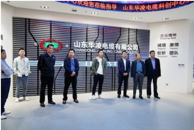 在山東華凌電纜有限公司，交流團一行人首先參觀了電纜展廳。華凌電纜副董事長王兆波為大家介紹了華凌電纜的發(fā)展歷程、人才培育、產(chǎn)品研發(fā)及企業(yè)榮譽等情況。