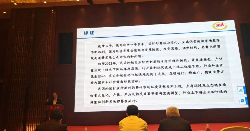 史一鋒指出，中國(guó)輪胎做大，并實(shí)現(xiàn)全球第一，離不開中國(guó)橡機(jī)行業(yè)的發(fā)展和支撐。下一步中國(guó)輪胎行業(yè)實(shí)現(xiàn)做強(qiáng)仍需要橡機(jī)行業(yè)再發(fā)力，需要雙方更緊密的合作來實(shí)現(xiàn)創(chuàng)新突破。