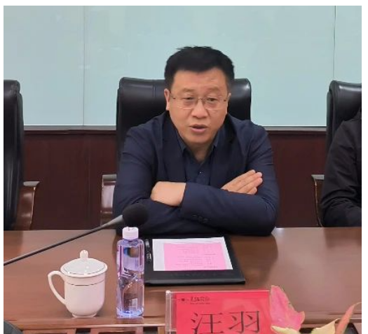 最后，汪羽指出，要嚴(yán)格按照黑貓集團(tuán)和黑貓股份要求，安排好生產(chǎn)經(jīng)營(yíng)工作，同時(shí)樹立成本觀念，積極調(diào)整經(jīng)營(yíng)結(jié)構(gòu)，通過降低成本消耗，創(chuàng)造更大經(jīng)營(yíng)效益。并強(qiáng)調(diào)，要強(qiáng)化新時(shí)期干部隊(duì)伍建設(shè)，注重對(duì)基層一線員工的發(fā)掘培養(yǎng)任用，提高對(duì)基層一線優(yōu)秀員工的關(guān)注度，為更多優(yōu)秀員工搭建好人盡其才的廣闊舞臺(tái)，為黑貓集團(tuán)和股份公司新型多元、轉(zhuǎn)型升級(jí)發(fā)展儲(chǔ)備智慧和力量。