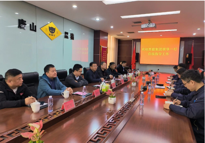 后，在座談會(huì)上，魏明表示，要在鞏固現(xiàn)有成績(jī)基礎(chǔ)上持續(xù)提升現(xiàn)場(chǎng)管理，積極與炭黑事業(yè)部及對(duì)口部門加強(qiáng)溝通對(duì)接，準(zhǔn)確把握市場(chǎng)需求及經(jīng)營(yíng)決策，實(shí)現(xiàn)產(chǎn)銷平衡，加快完成現(xiàn)階段煤氣對(duì)接，徹底解決燃料問題，快速實(shí)現(xiàn)盈利。同時(shí)各車間要會(huì)算賬、算好賬，創(chuàng)造價(jià)值、干出效益。