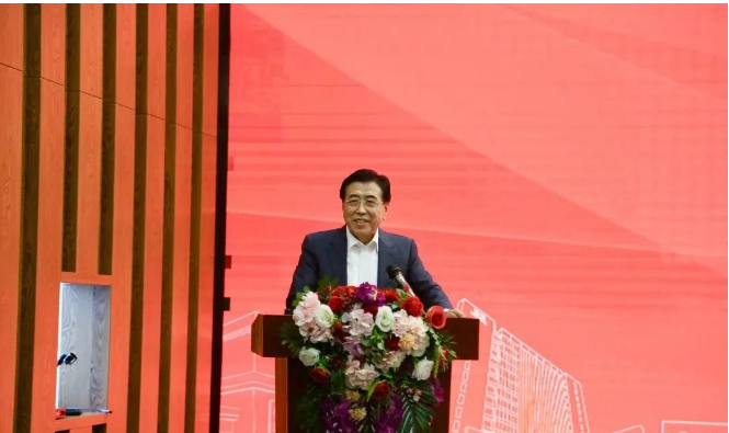 袁仲雪認真聽取了工作情況匯報，并對國橡中心后續的科技創新和人才培養工作進行了部署。