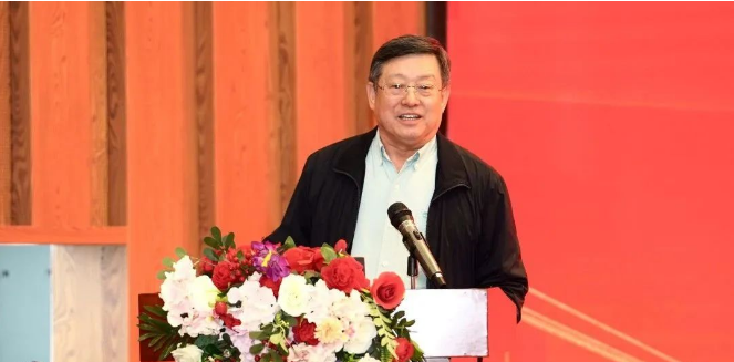 王曉方在發言中表示，每次來到國橡中心，都會被這里蓬勃向上的精神所鼓舞。中心自成立以來，通過不斷創新探索，推動世界橡膠行業持續向前。此次中心第四次工作會議，從基礎研究、人才培養到制度管理，都做了全方位的部署，對于指導下一步工作開展具有重要意義。他希望接受聘書的同事要勇于承擔責任，發揮和繼承中心傳統的奮斗精神。同時，希望大家要有團隊精神，相互配合、相互加持。今天中心取得的成就，就是大家共同努力的成果。