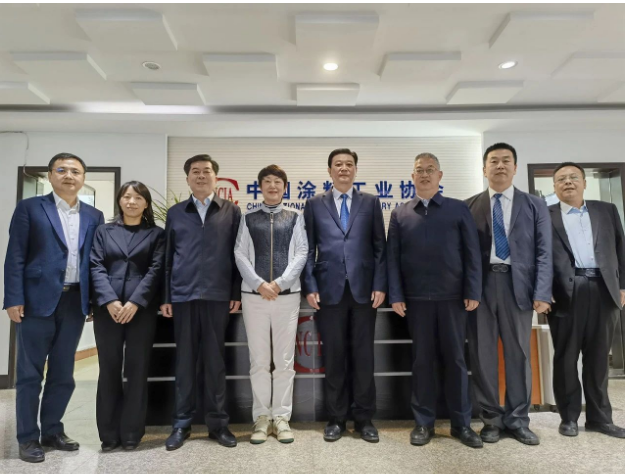此次會議還邀請了中國涂料工業(yè)協(xié)會駐會副會長丁艷梅、秘書長劉杰、副秘書長趙中國、工會主席張瑋航，濮陽市人大常委會工業(yè)園區(qū)工作委員會主任孫連仲，濮陽市人大常委會工業(yè)園區(qū)工作委員會辦公室主任張志杰參加。大家就涂料產(chǎn)業(yè)在濮陽市的發(fā)展方向、升級建設、可持續(xù)發(fā)展等問題進行了深入交流，共同推動涂料產(chǎn)業(yè)在濮陽市的高質(zhì)量發(fā)展。