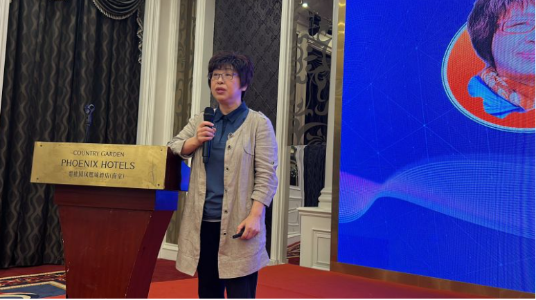 會議最后一個環節是江蘇省涂料行業協會副秘書長劉澤曦的主題報告，題目為《全球涂料行業發展分析與中國涂料行業地位》。他在報告中指出，我國涂料行業在全球市場中占據著重要地位，但目前中國涂企大而不強，需要通過全球化實現更加廣闊的發展機會。此外，他還分析了全球涂料行業的發展趨勢和我國涂料行業的市場占有率以及所有細分應用領域市占率的情況，為行業的未來發展提出了啟示和建議。