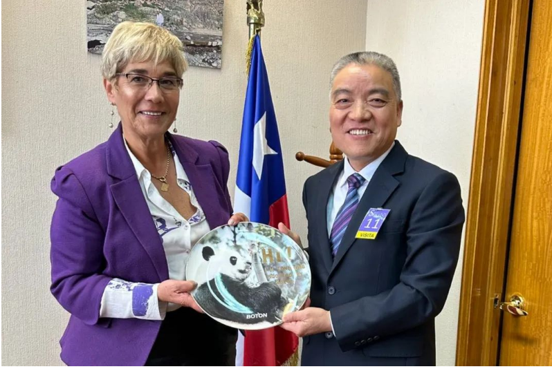 4月24日，包總一行還前往智利國(guó)會(huì)大廈所在地Valparaiso，拜會(huì)智利參議院副主席露斯·斯彭博格女士。包董事長(zhǎng)向斯彭博格議長(zhǎng)介紹了寶通計(jì)劃在智利圍繞智能化技術(shù)與產(chǎn)品，以及資源循環(huán)與環(huán)境保護(hù)等重點(diǎn)項(xiàng)目進(jìn)行投資布局。議長(zhǎng)對(duì)此計(jì)劃表示大力贊賞，并承諾將全面支持和協(xié)助。