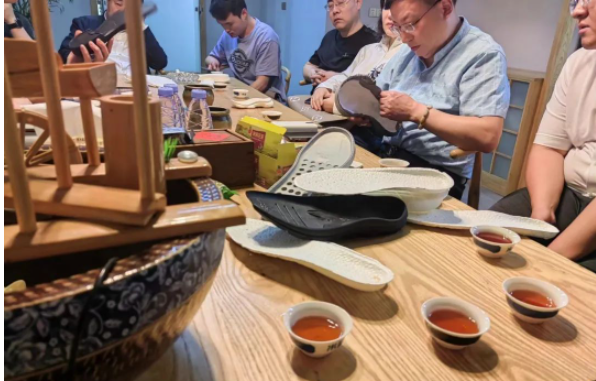 中橡協(xié)膠鞋分會(huì)組織會(huì)員單位參觀晉江鑫泰鞋底廠