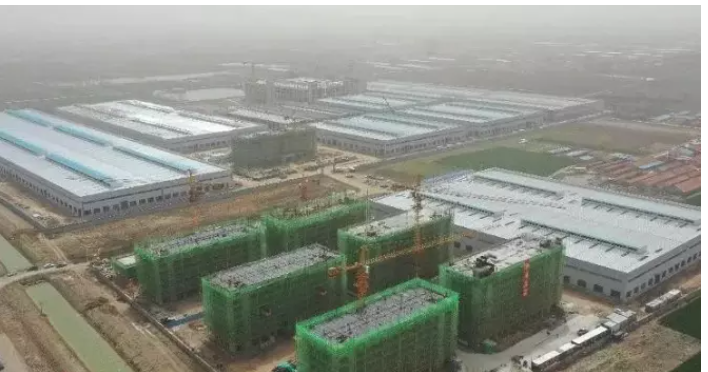據(jù)了解，該項(xiàng)目由青島環(huán)球輸送帶有限公司投資建設(shè)，總投資30億元，占地780畝，主要從事各種規(guī)格、型號(hào)的抗撕裂高強(qiáng)力輸送帶生產(chǎn)。項(xiàng)目一期已于今年4月竣工投產(chǎn)，而項(xiàng)目二期則在快速建設(shè)之中。