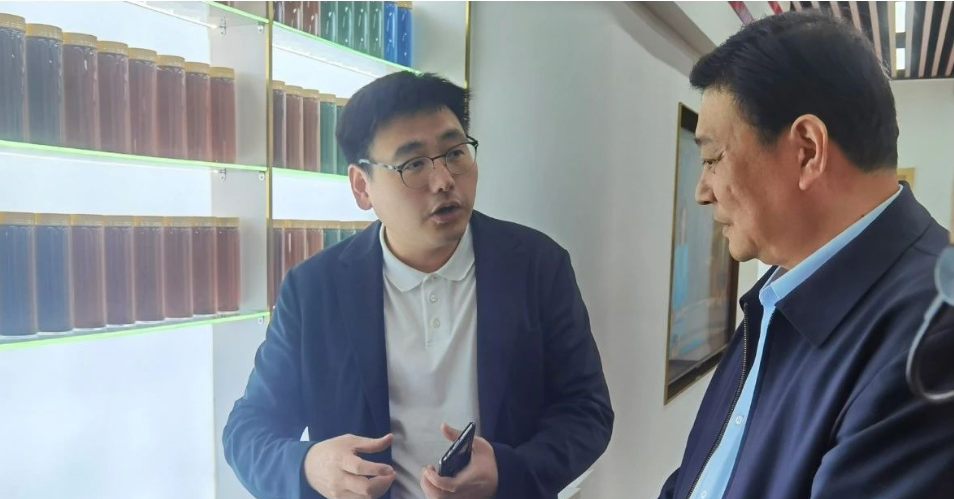 在座談會結束后，劉會長在單淼總經理的陪同下參觀了宇星科技的展示廳和智能示范車間。宇星科技作為高端氧化鐵制造商，近年來在高端涂料應用方面取得了突破，推出了一系列創新產品，包括高著色強度氧化鐵、低吸油量氧化鐵和易分散氧化鐵。這些成果離不開宇星科技與江南大學等高校的緊密合作。宇星科技始終強調科技創新的重要性，與高校開展產學研合作，加強原創性和引領性科技攻關，促進科技成果的轉化和產業化水平的提高。