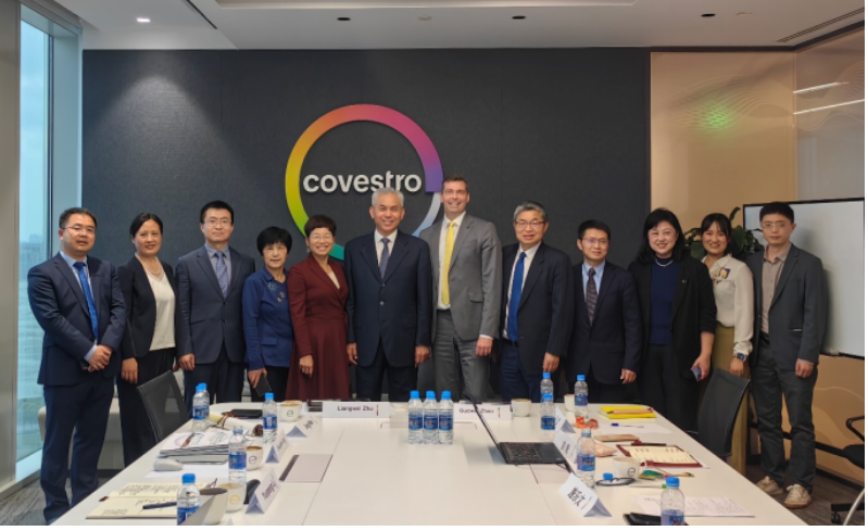 雙方圍繞中國市場前景、產業鏈供應鏈的穩定性以及綠色低碳循環發展等議題進行了深入交流。龐廣廉副秘書長、魏靜副秘書長以及石化聯合會綜合辦公室、國綜合合作部、質量安全環保部、信息與市場部和產業發展部的主要負責人也參加了會見。