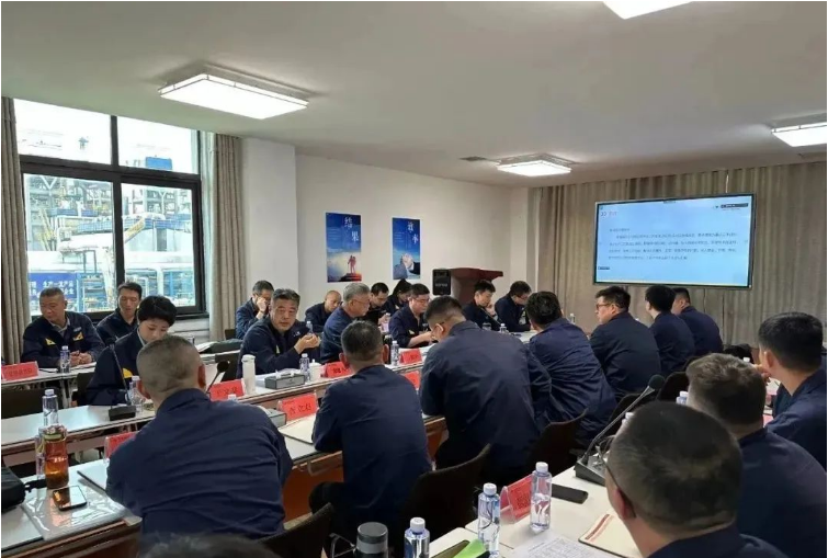 黑貓股份于近日在唐山黑貓舉行了一場高規格的現場交流會，該公司黨委副書記、董事長兼總經理魏明親臨會場主持。此次會議旨在以全面改善黑貓生產管理組織水平為總基調，通過實地對標和深入交流，進一步提升黑貓股份的生產管理水平。