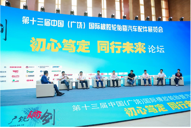 此外，論壇還邀請到了各行業(yè)專家和企業(yè)代表進(jìn)行主題演講和圓桌論壇討論，分享經(jīng)驗(yàn)和探討行業(yè)發(fā)展的機(jī)遇和挑戰(zhàn)。演講嘉賓們就如何建立智慧供應(yīng)鏈、借鑒國外經(jīng)驗(yàn)、進(jìn)行數(shù)字化升級(jí)以及轉(zhuǎn)型發(fā)展等方面提出了寶貴的建議和見解。