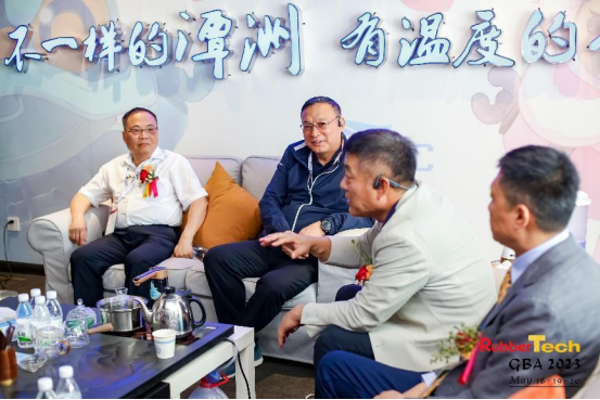2023大灣區(qū)國際橡膠技術(shù)展覽會 RubberTech GBA 2023 (以下簡稱大灣區(qū)橡膠展)，5月18-20日在廣東·佛山潭洲國際會展中心召開，本次展會展出面積突破1萬平方米，參展企業(yè)120余家。大灣區(qū)橡膠展作為中國石化行業(yè)展覽集群“中國石化產(chǎn)業(yè)周”成員展會，母展品牌RubberTech China的前哨站、繼續(xù)聯(lián)合“2023大灣區(qū)國際膠粘劑、密封劑及涂料涂裝展覽會” 同期同地舉辦。以“粵港澳大灣區(qū)”為基點，在華南地區(qū)更為廣袤的區(qū)域進行行業(yè)縱深探索。