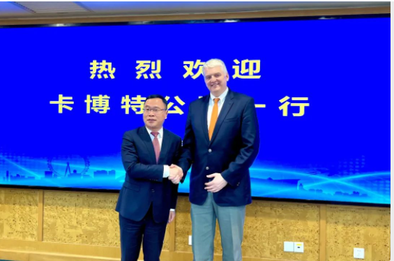 近日卡博特公司執(zhí)行副總裁、功能性補(bǔ)強(qiáng)材料業(yè)務(wù)總裁、數(shù)字化運(yùn)營(yíng)總裁兼美洲地區(qū)總裁霍博特先生(Bart Kalkstein)一行訪(fǎng)問(wèn)了閔行區(qū)委陳宇劍書(shū)記等有關(guān)領(lǐng)導(dǎo)。在會(huì)晤中，雙方領(lǐng)導(dǎo)互相表示了合作和支持的意愿。