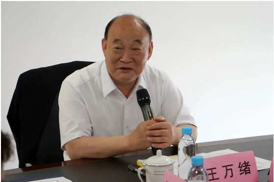 會(huì)議上，王萬(wàn)緒理事長(zhǎng)在講話中強(qiáng)調(diào)了統(tǒng)計(jì)在油墨行業(yè)發(fā)展中的重要性和意義。他指出，統(tǒng)計(jì)工作已經(jīng)連續(xù)開展了30多年，詳細(xì)記錄了我國(guó)油墨工業(yè)的發(fā)展歷程，見證了我國(guó)油墨工業(yè)的轉(zhuǎn)型和快速發(fā)展。他對(duì)行業(yè)統(tǒng)計(jì)分析中心的工作提出了期望，希望逐步提高統(tǒng)計(jì)工作的時(shí)效性、準(zhǔn)確性、覆蓋面和數(shù)據(jù)分析深度，為行業(yè)發(fā)展提供有效的數(shù)據(jù)支撐。