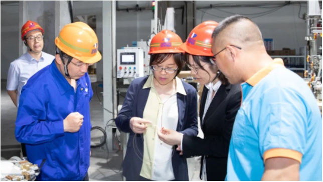 刁青麗在座談會上介紹了中天淮安公司鎮(zhèn)江工廠的生產(chǎn)經(jīng)營情況，并詳細匯報了中天淮安項目未來的銷售布局和人才戰(zhàn)略規(guī)劃。她表示，中天淮安項目將繼續(xù)堅持"人才強基，科技強企"的發(fā)展戰(zhàn)略，積極與各大產(chǎn)學(xué)研平臺對接，為項目的后續(xù)發(fā)展提供動力。