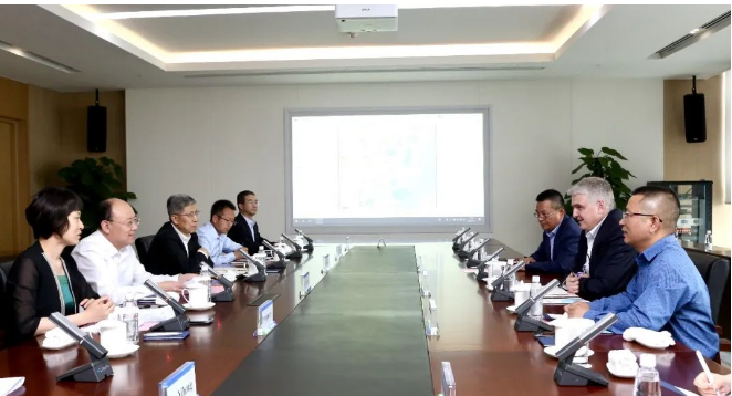 卡博特公司執行副總裁、功能性補強材料業務總裁、數字化運營總裁兼美洲地區總裁霍博特先生(Bart Kalkstein)一行拜訪了天津經濟技術開發區管委會(TEDA)尤天成書記等有關領導，雙方就卡博特在天津經開區的可持續發展等議題進行了友好交流。