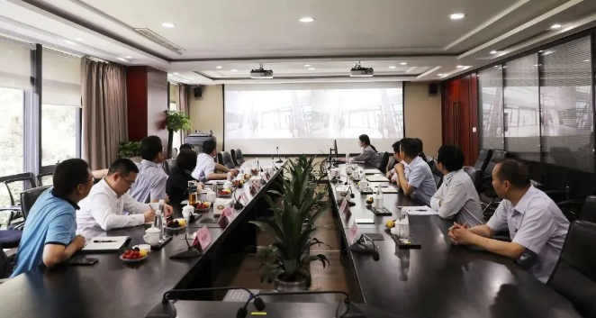 在調研座談會上，建新總裁趙肇豐及相關接待人員對公司的發展概況、產業布局、產業鏈優化提升以及近期項目建設情況進行了詳細介紹。