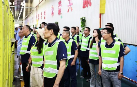 在本次廣西會議中，經(jīng)銷商們還有機會分享他們的市場經(jīng)驗，并參觀了玲瓏輪胎的生產(chǎn)工廠。通過參觀工廠，經(jīng)銷商們了解了輪胎的生產(chǎn)工藝，并通過專業(yè)知識的加強，提升了對輪胎性能的判斷能力，以更好地為市場提供服務(wù)。