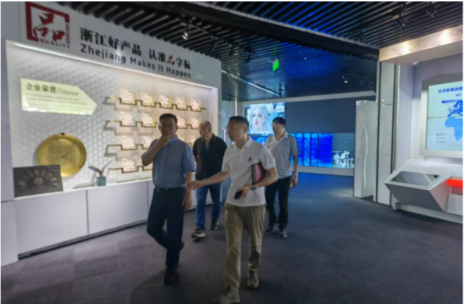期間，李會長一行走訪了多家企業(yè)，包括中策橡膠集團(tuán)股份有限公司、浙江天鐵實業(yè)股份有限公司、臺州鴻裕橡膠制造有限公司、臺州華振軌道科技有限公司、三門陸王橡膠有限公司、三門容宇橡塑科技有限公司、臺州中宏廢橡膠綜合利用有限公司、臺州至遠(yuǎn)鞋材有限公司和浙江榮陽實業(yè)有限公司等，對輪胎制造、橡膠制品和橡塑鞋材等行業(yè)進(jìn)行深入了解。