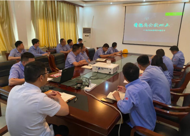 寶勝(山東)電纜有限公司日前召開了一場以“人人講安全 個個會應急”為主題的安全生產月啟動會議。該公司各部門的責任人和安全員參加了此次會議。