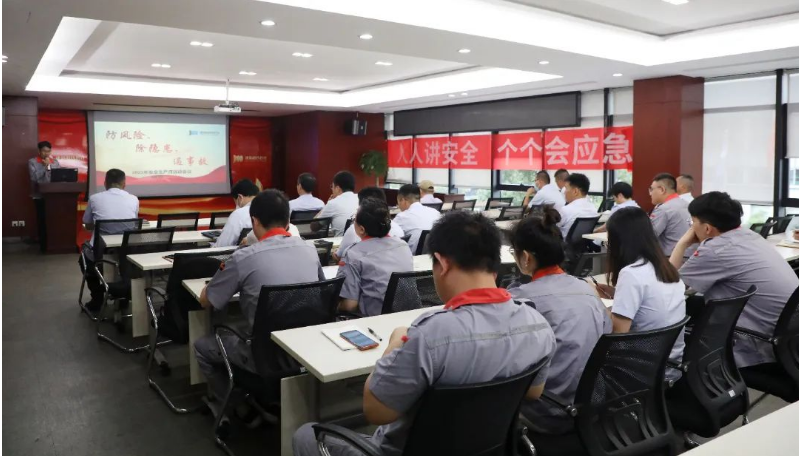 為進一步推動企業(yè)安全生產(chǎn)責任，提升安全管理水平，并響應全國第22個“安全生產(chǎn)月”的號召，建新趙氏科技有限公司召開了“2023年安全生產(chǎn)月啟動會”。本次活動以“人人講安全、個個會應急”為主題，旨在提高全員的風險隱患排查整改質(zhì)量、安全意識和避險逃生能力。