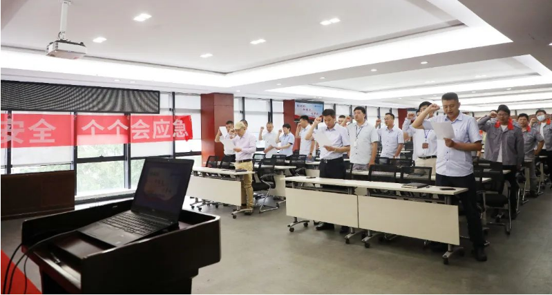 隨后，員工代表葛文武和陳浩發(fā)表講話，重點強調(diào)了安全意識的重要性。此外，安全辦的代表介紹了公司的安全生產(chǎn)形勢，并解釋了“安全生產(chǎn)月”活動的具體方案，組織了學習新《安全生產(chǎn)法》的培訓視頻。最后，人資行政中心副總監(jiān)趙元樸做了總結(jié)發(fā)言，并舉行了集體宣誓簽字儀式。