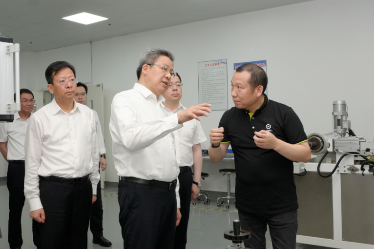 南通市委書記吳新明一行調研納琳威納米科技產業基地