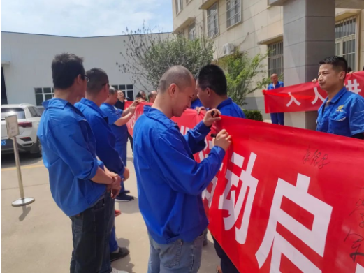 其次，他強調(diào)要進一步抓實落實，貫徹安全生產(chǎn)的理念、法規(guī)和手段，確保責(zé)任層層落實，每個人、每個環(huán)節(jié)、每個細(xì)節(jié)都要承擔(dān)起安全生產(chǎn)的責(zé)任。此外，隨著氣溫的上升，他提醒大家要特別注意安全用電、防火防爆以及防暑防疲勞等方面的工作。