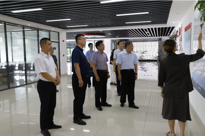 濰坊海關關長王波率領調研團隊前往山東美晨工業集團有限公司進行考察指導工作。隨行人員還包括高新片區黨委副書記、主任張崇雨和美晨工業集團有限公司董事長王永剛。