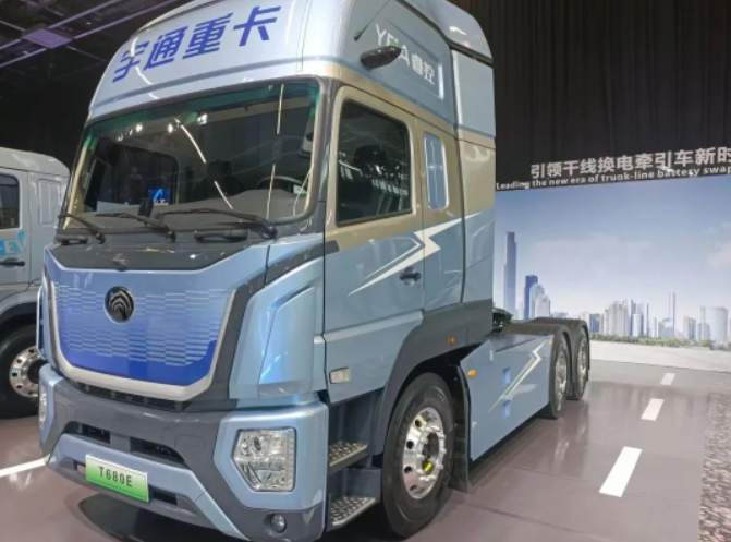 以“科技引領 穩贏未來”為主題的宇通重卡全系新品上市發布會在鄭州隆重舉行。這是一場備受矚目的盛會，吸引了來自各行業的精英人士參與。賽輪集團，作為唯一一家受邀參會的輪胎供應商，為宇通重卡的新品提供了獨家配套服務。