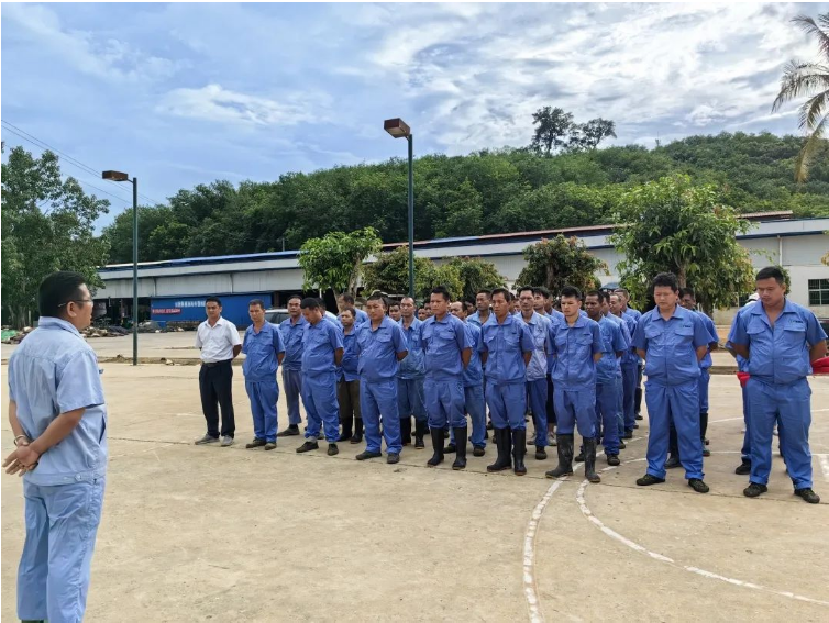 云南廣墾橡膠公司于6月1日舉行了“安全生產月”活動啟動儀式。該公司組織了所屬六家制膠廠的員工共230余人線上線下同步參加了啟動會。在會上，云南公司董事長王宜江具體部署了“安全生產月”活動，并提出了今后安全生產工作的明確要求。與會人員還在現場與各制膠廠廠長簽署了安全生產責任書，并在“安全生產月”主題橫幅上簽名承諾。