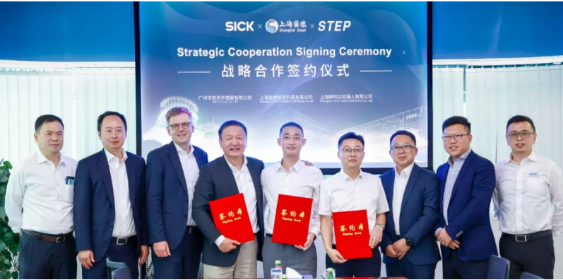 近日，新時達與國際知名傳感器品牌——德國SICK、輪胎激光刻字開創(chuàng)者——崮德智能在上海簽訂戰(zhàn)略合作協(xié)議，，旨在推動橡膠輪胎行業(yè)的智能制造。