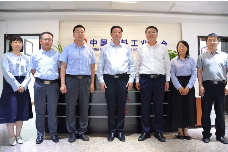 會議上，雙方還就2023年協會相關會議活動、考察項目等進行了交流。與會人員包括中國涂料工業協會副會長丁艷梅、秘書長劉杰，副秘書長趙中國、齊祥昭、樊森、徐艷以及濮陽市人大常委會相關領導。這次座談會為雙方進一步加強合作提供了寶貴的機會。