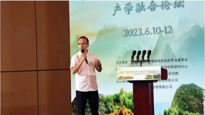 另外，公司企業(yè)研究院副院長劉超奇以《工程橡膠制品全生命周期設(shè)計制造與應(yīng)用》為主題，介紹了天鐵股份橡膠制品在軌交系統(tǒng)中的設(shè)計與應(yīng)用，并詳細闡述了公司廢舊橡膠制品的綠色環(huán)保化處理情況以及橡膠顆粒的工業(yè)化應(yīng)用。