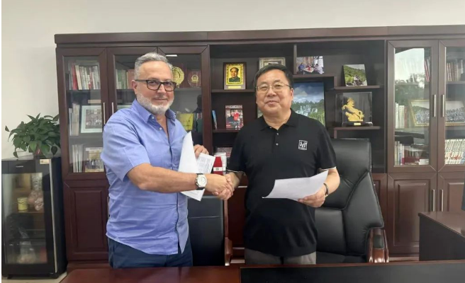 據了解，朝陽新長征輪胎與科特迪瓦的輪胎采購商已經建立了超過20年的合作關系。這次會面不僅加強了雙方的商業聯系，還達成了一項重要的協議。雙方簽署了一份近17個貨柜的外貿訂單，訂單金額高達數十萬美元。