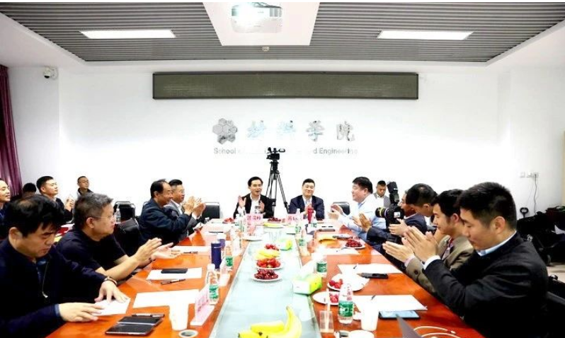 由北京理工大學材料學院主辦的廢舊輪胎受控熱解及高品質炭黑制備技術研討會在北京成功舉行。來自生態環境部固體廢物與化學品管理技術中心、中國環境科學院、南開大學環境科學與工程學院、清華大學能源與動力工程系、中國標準化研究院資源環境分院的相關專家，以及山東菏澤市和單縣相關部門及企業代表，齊聚一堂，就廢舊輪胎轉化利用的現狀、問題與解決方案展開深入研討。