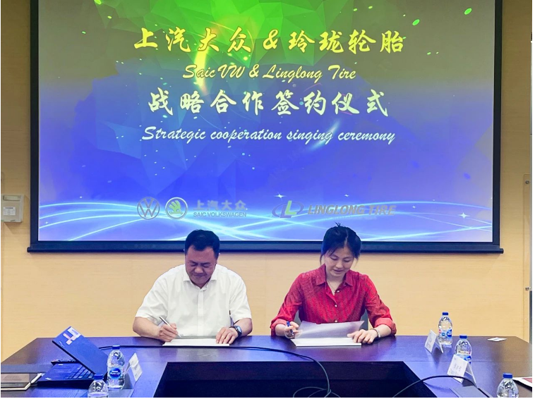 玲瓏輪胎與上汽大眾舉行了戰(zhàn)略簽約儀式。上汽大眾的高層采購(gòu)團(tuán)隊(duì)與山東玲瓏輪胎股份有限公司的董事長(zhǎng)兼總裁王鋒、副總裁馮寶春及其團(tuán)隊(duì)一同出席了這一重要的簽約儀式。