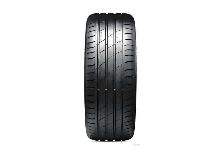 VICTRA SPORT EV輪胎是專為電動汽車開發(fā)的，采用高分散的納米技術(shù)和特殊的胎面設(shè)計，可提升續(xù)航能力。此外，優(yōu)化的表面結(jié)構(gòu)和靜音棉能夠降低滾動噪音，提升車內(nèi)舒適度。創(chuàng)新的胎面設(shè)計使得VICTRA SPORT EV輪胎能更好地應(yīng)對電動車輪胎所承受的額外壓力，從而確保其更長的使用壽命。評審團(tuán)贊揚了該輪胎在設(shè)計中對當(dāng)今電動汽車性能要求的考量。