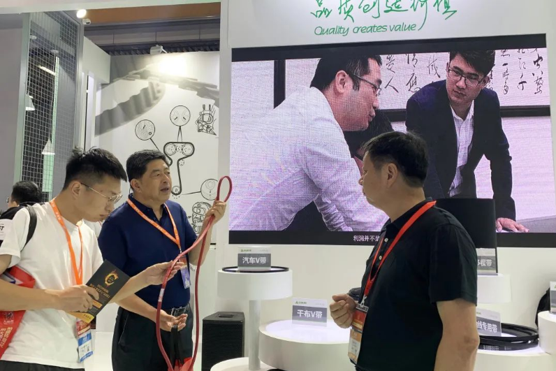 在未來(lái)的發(fā)展中，三力士表示將繼續(xù)秉持"用品質(zhì)創(chuàng)造價(jià)值"的企業(yè)價(jià)值觀，不斷推進(jìn)新產(chǎn)品的研發(fā)。同時(shí)，公司將借此機(jī)會(huì)與同行共同探討行業(yè)轉(zhuǎn)型升級(jí)、企業(yè)發(fā)展以及環(huán)境保護(hù)等議題，為市場(chǎng)提供更卓越的服務(wù)。