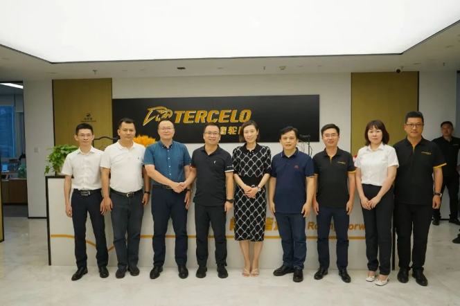 交流結束后，單奇顏和溫志雄代表雙方簽署了戰略合作協議，并共同合影留念。通過此次合作，雄鷹輪胎集團和玉柴物流集團將進一步加強合作，共同推動雙方的業務發展和實現更大的成功。
